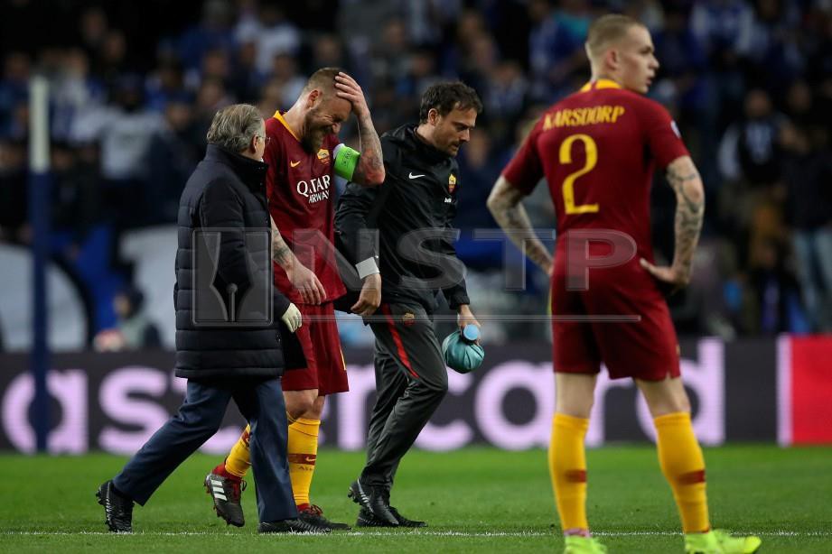 DE Rossi (dua kiri) kecewa selepas kalah kepada FC Porto, awal pagi tadi. — FOTO EPA