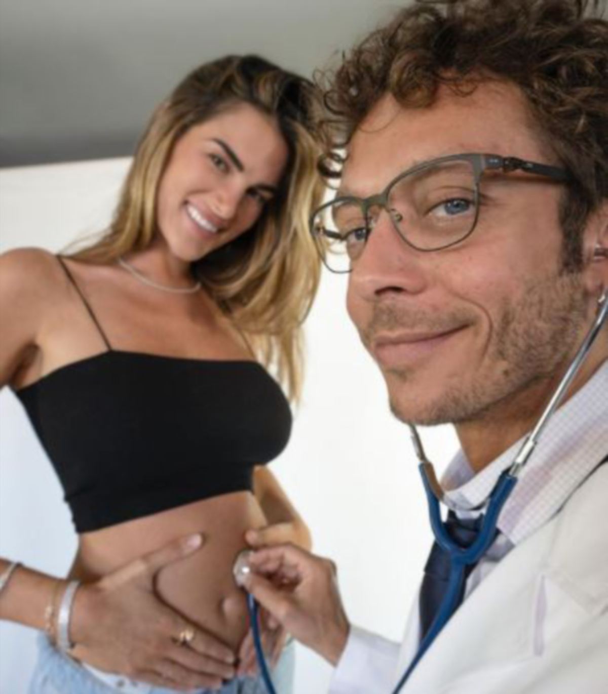 Rossi (kanan) mendedahkan bakal menantikan kelahiran anaknya bersama Francesca. FOTO IG valeyellow46