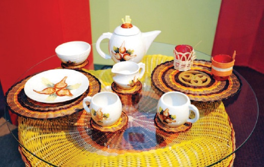 ROTAN digunakan sebagai bahan utama dalam menghasilkan set pelapik pinggan dan set meja kopi.