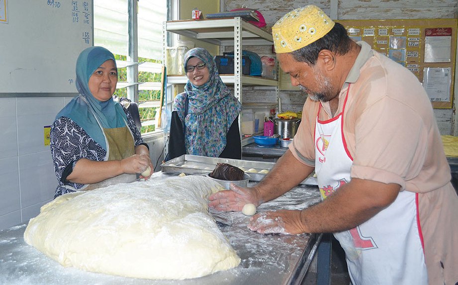 MOKHTAR dan Norhasimah mengusahakan perniagaan roti sejak 32 tahun lalu.