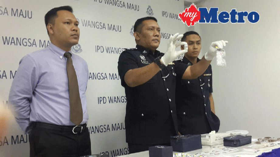 Mohd Roy menunjukkan dadah yang dirampas. FOTO Mohd Hasbi Sidek