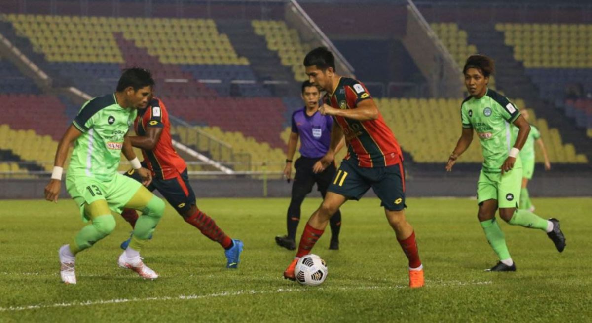 AKSI Rozaimi (dua dari kanan) ketika menentang Melaka United pada April lalu.