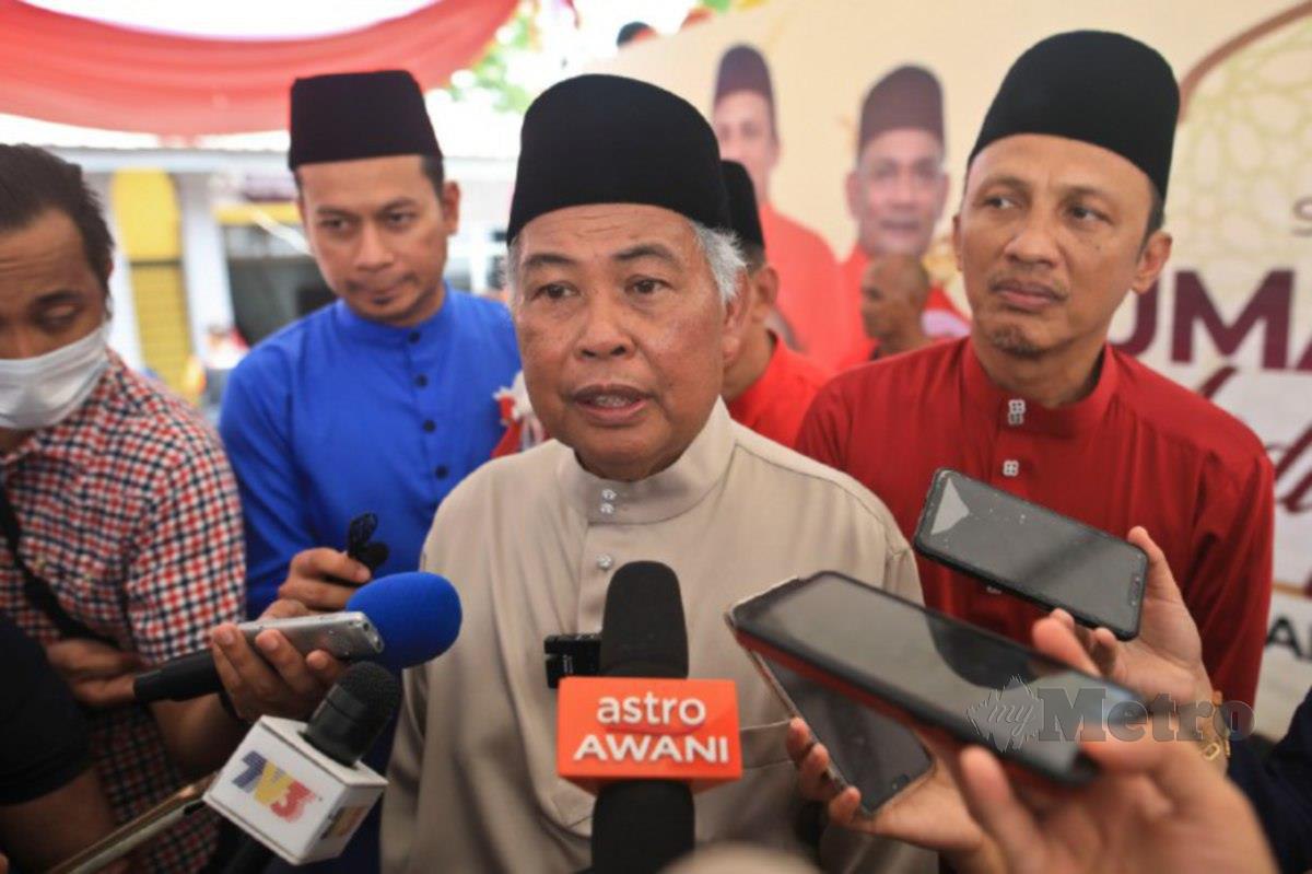 AHMAD bercakap kepada media ketika mengumumkan Rozi (kanan) sebagai calon bertanding di Parlimen Hulu Terengganu pada PRU-15. FOTO Ghazali Kori