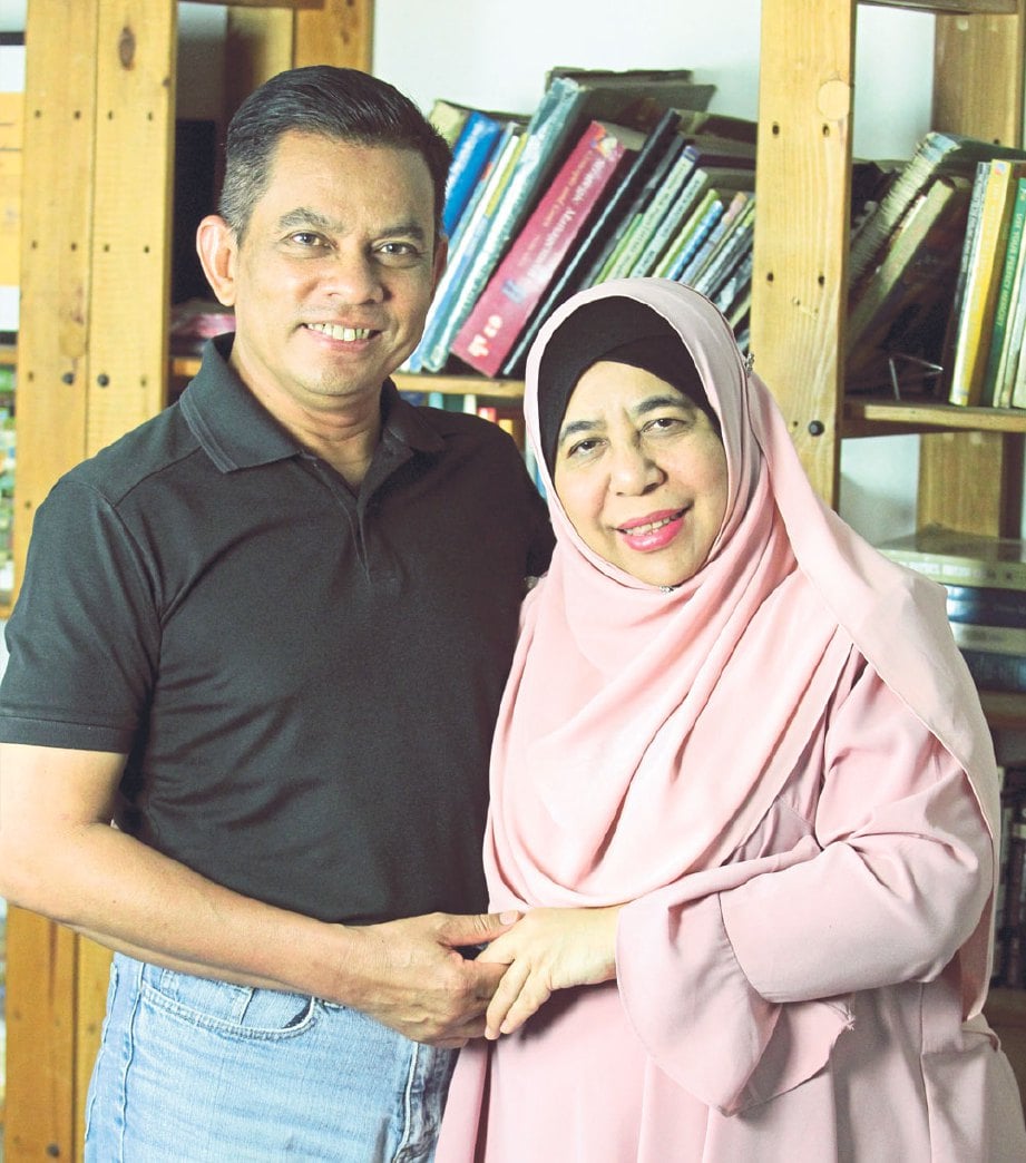 BERSAMA suami tercinta, Mohd Marzuki Mohamed.