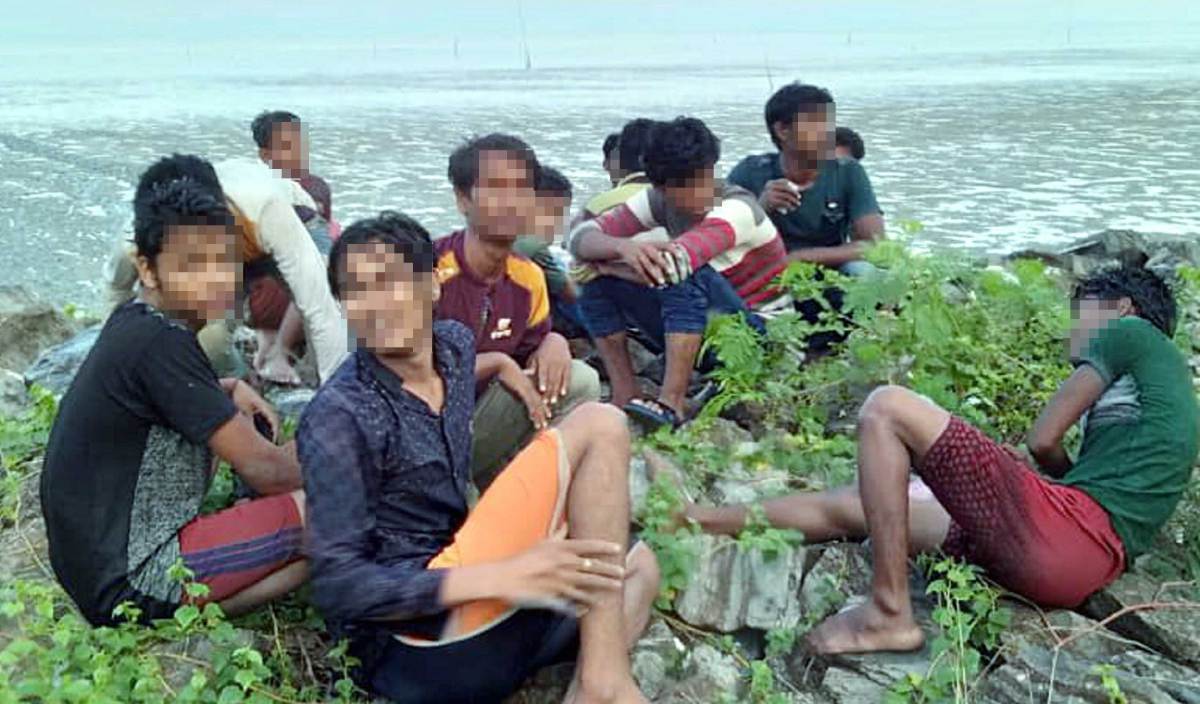 SEBAHAGIAN etnik Rohingya yang ditahan ketika mendarat di Pantai Sungai Baru, Kuala Perlis.  FOTO Arkib NSTP