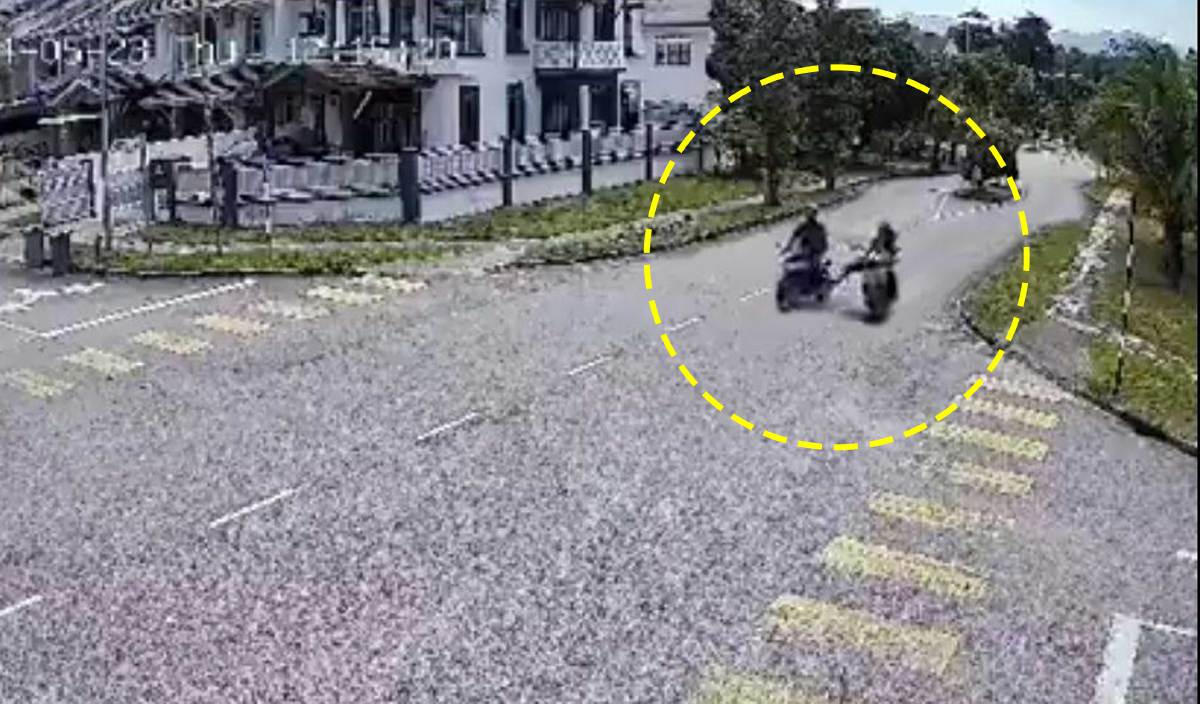 TANGKAP layar video kejadian seorang wanita diragut suspek menunggang motosikal di Taman Bandar Senawang. FOTO Ihsan pembaca