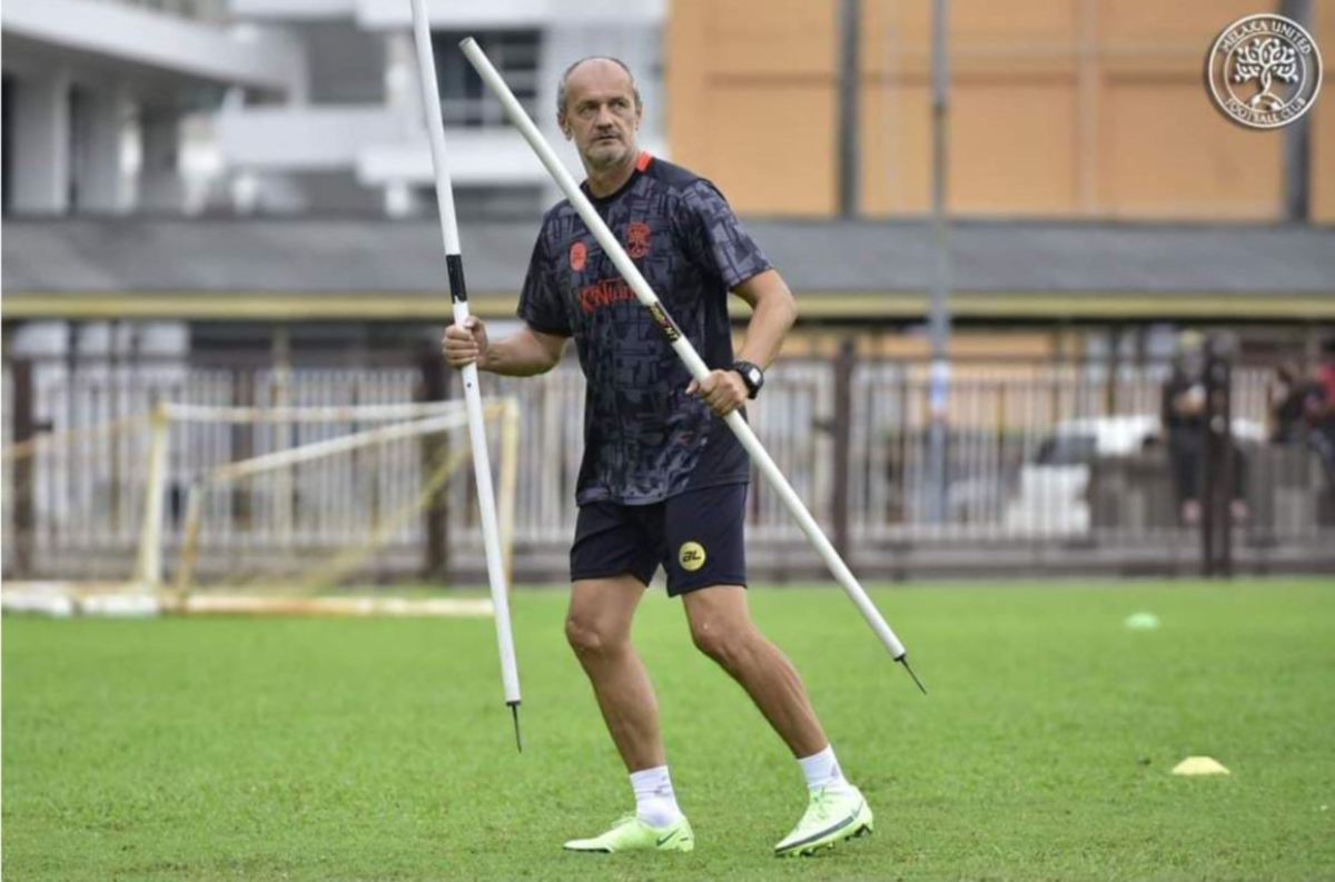 GAYA Vidakovic ketika sesi latihan pasukannya. FOTO Melaka United