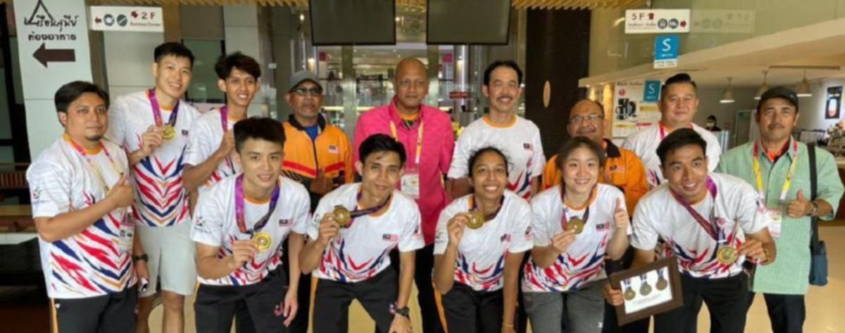 RASHID bersama skuad badminton negara.