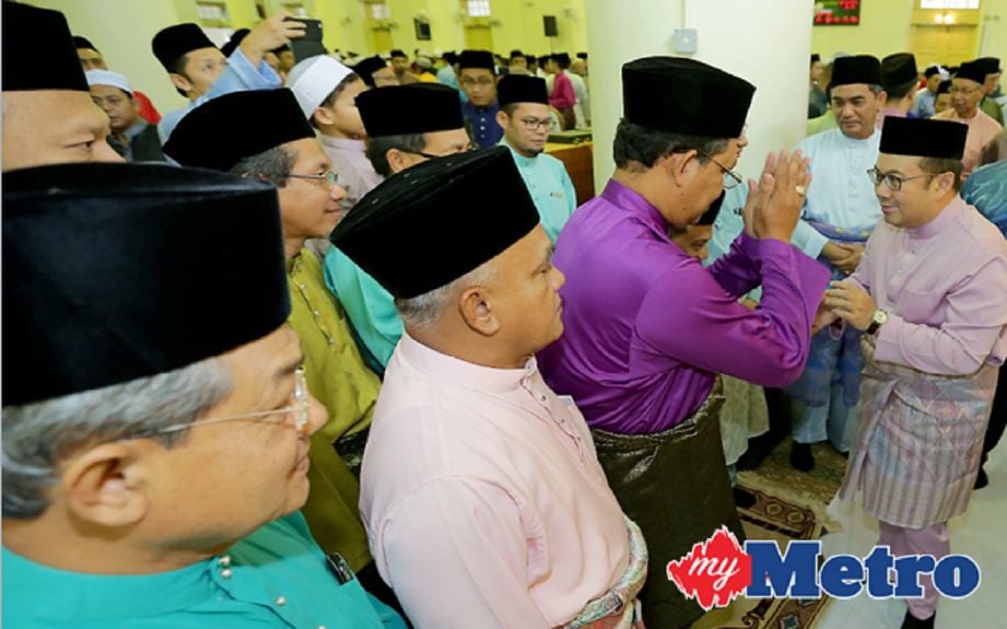Pemangku Sultan Kelantan, Dr Tengku Muhammad Fa-iz Petra hadir menunaikan Solat sunat Aidilfitri di Masjid Muhammadi. FOTO FATHIL ASRI.