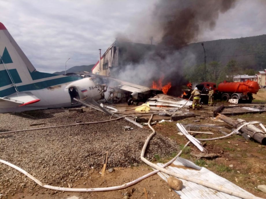 PESAWAT penumpang jenis Antonov An-24 yang membuat pendaratan cemas. FOTO Agensi