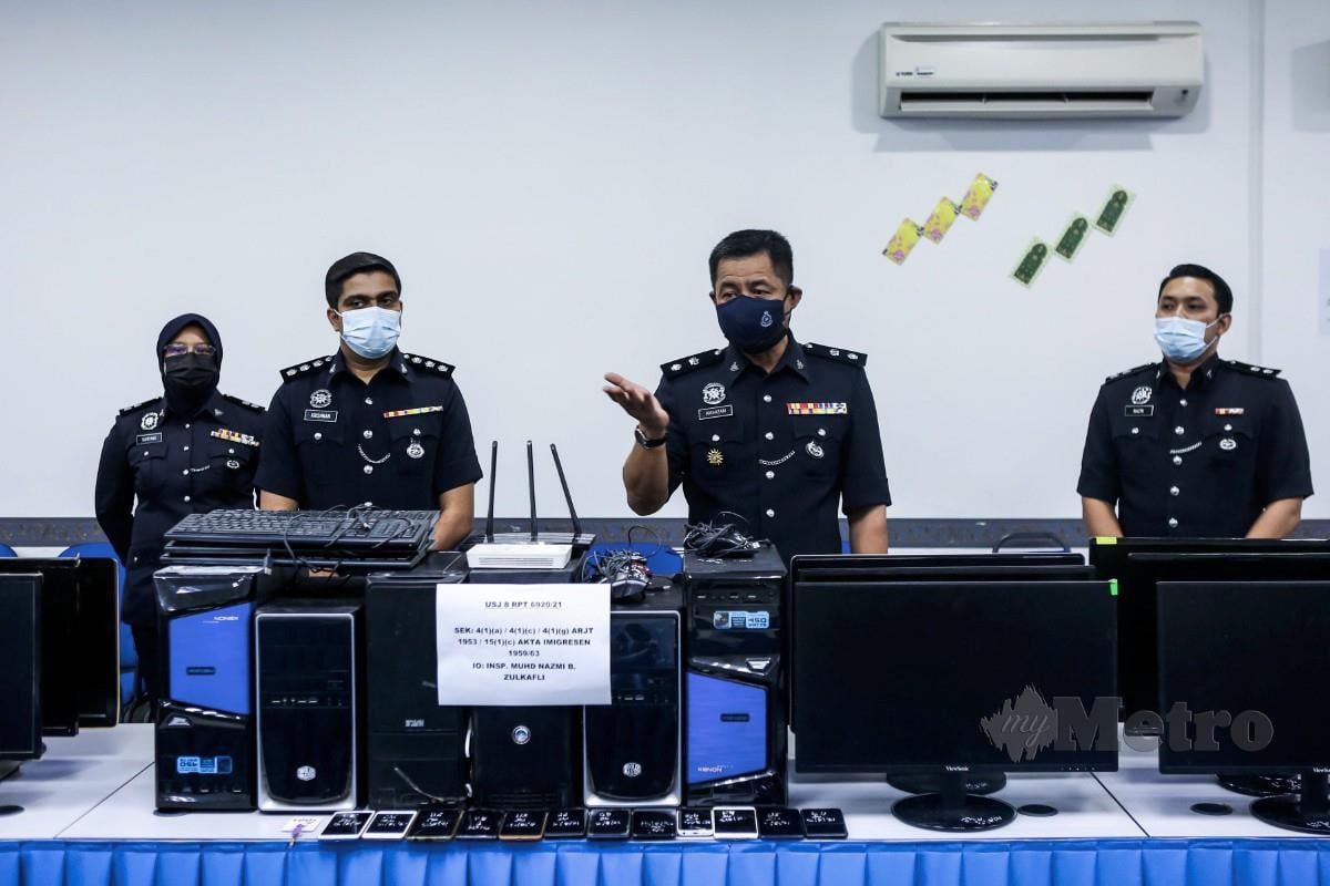Amihizam menunjukkan rampas komputer yang berkaitan judi talian pada sidang media di Ibu Pejabat Daerah Subang Jaya. FOTO HAZREEN MOHAMAD