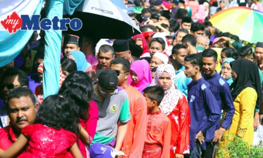 Antara pengunjung yang hadir ke majlis rumah terbuka Aidilfitri Perdana Menteri bersama Jemaah Menteri di Seri Perdana, Putrajaya. FOTO MOHAMAD SHAHRIL BADRI SAALI