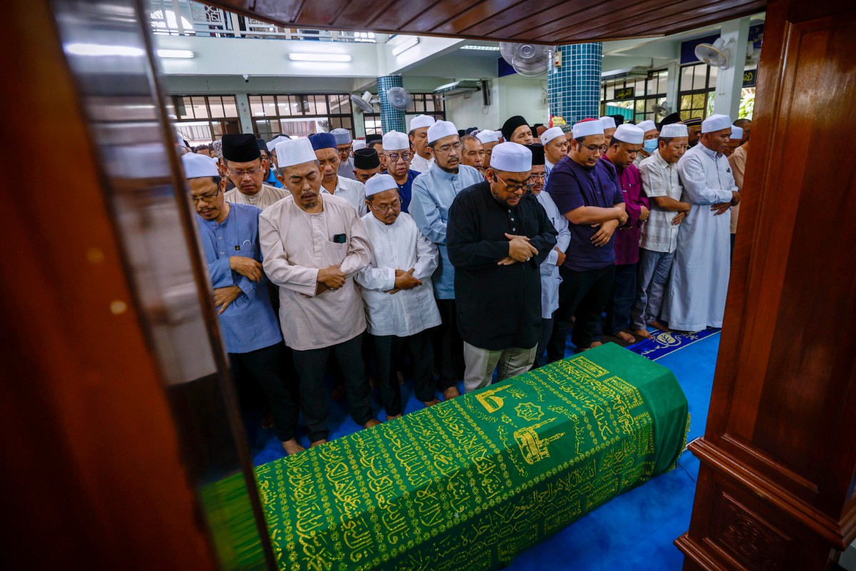 Dr Mujahid Yusof Rawa mengimamkan solat jenazah Salahuddin Ayub di Masjid Jamek Dato' Haji Noh Gadot, Serkat, Pontian hari ini. FOTO BERNAMA