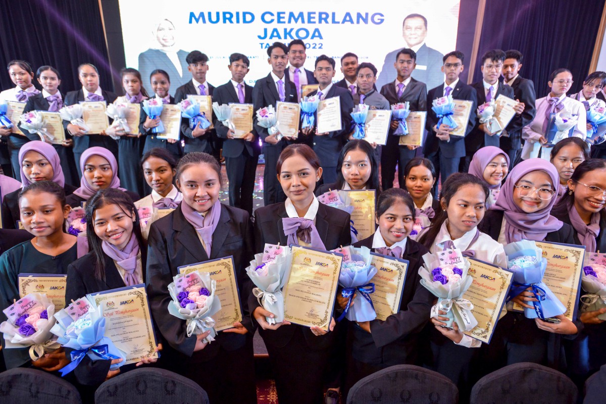 SEBAHAGIAN penerima Anugerah Murid Cemerlang JAKOA menunjukkan sijil penghargaan pada Majlis Anugerah Murid Cemerlang JAKOA Tahun 2022.  FOTO AIZUDDIN SAAD