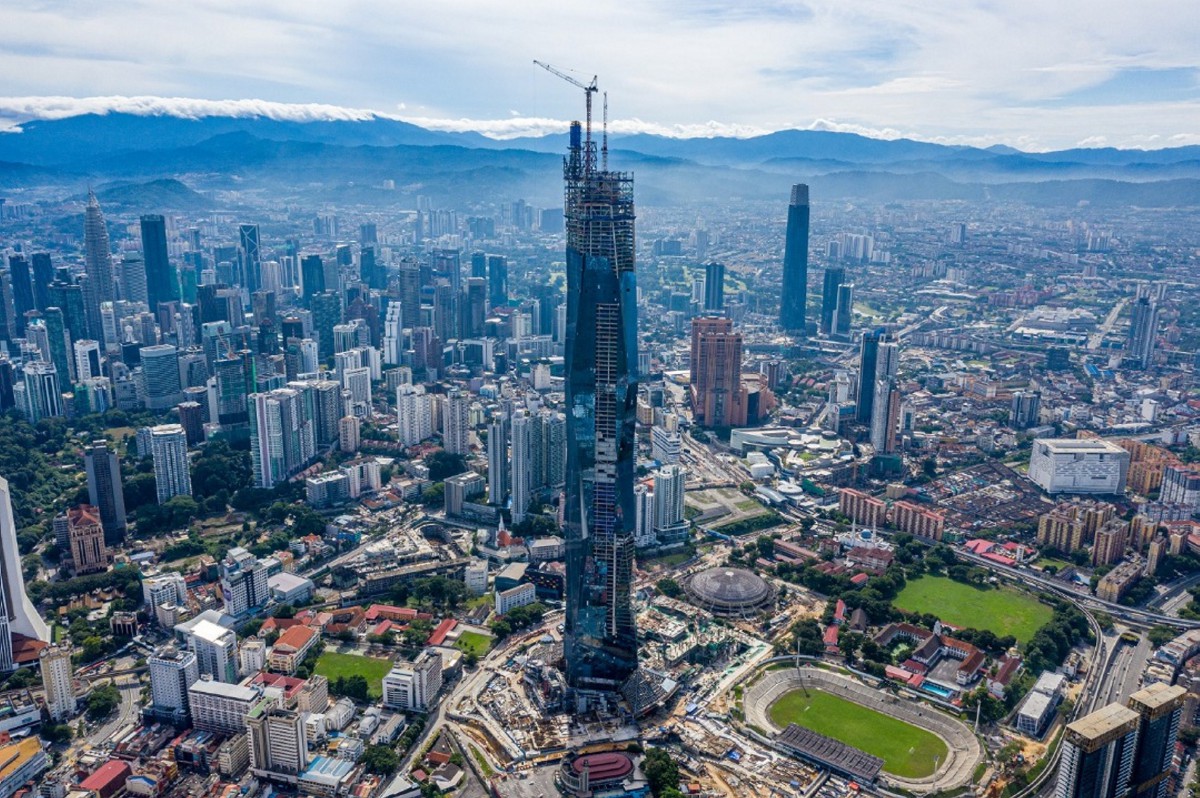 Projek pembangunan ‘Merdeka 118’ selesai membina lantai terakhir iaitu bumbung tingkat 118 sekaligus menandakan penyempurnaan menara tertinggi negara itu. FOTO IHSAN PNB