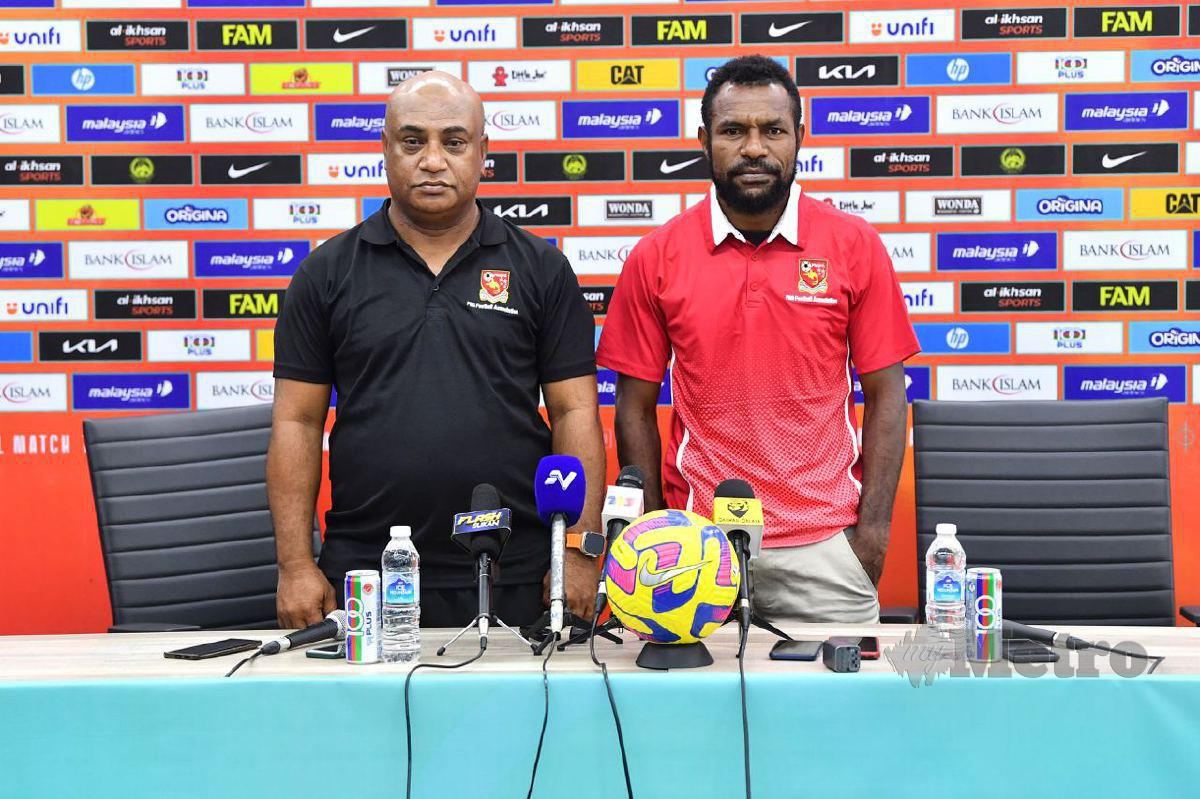 RAYMOND Gunemba (kanan) pada sidang media menjelang perlawanan persahabatan antarabangsa Tier 1 antara Malaysia dan Papua New Guinea, esok. FOTO GHAZALI KORI