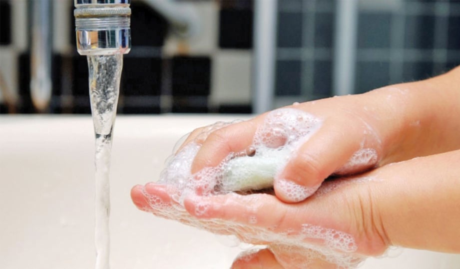 AMALAN mencuci tangan terutama selepas menggunakan tandas membantu mencegah HFMD.
