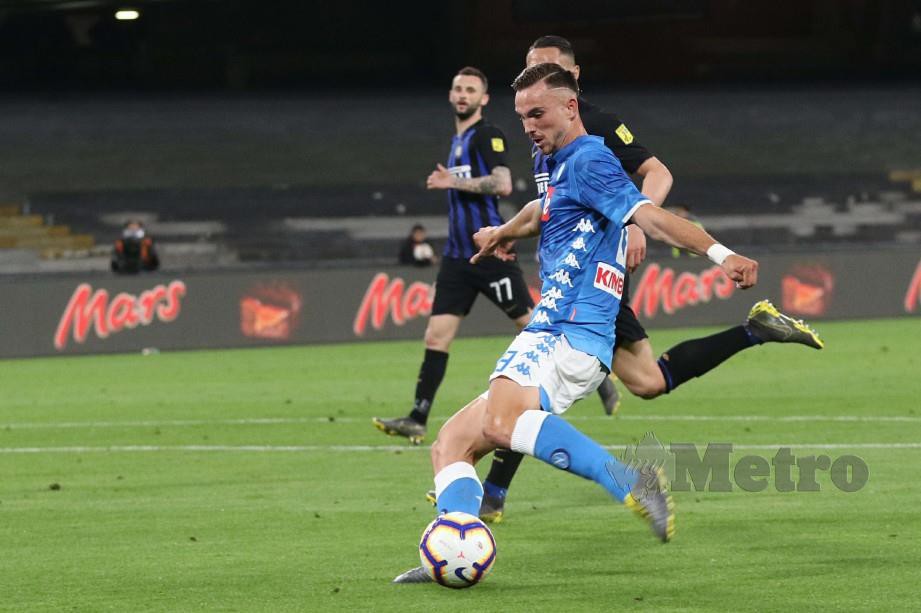 RUIZ menjaringkan gol keempat Napoli. — FOTO EPA