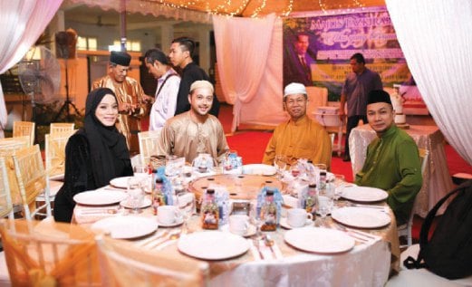 LINDA dan Aiman bersama Fadzilah Kamsah.