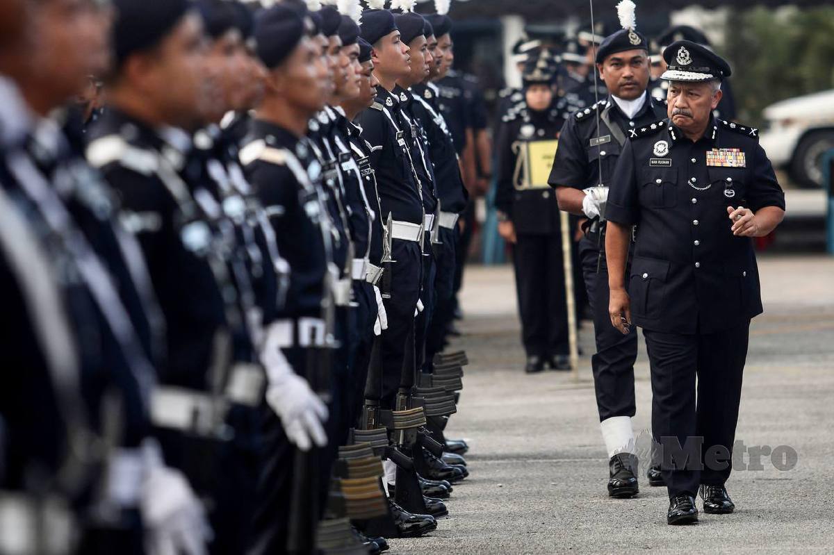 WAN Rukman (kanan) melakukan pemeriksaan barisan kawalan kehormatan pada Sambutan Hari Polis Ke-216 di IPK Kuala Terengganu hari ini. FOTO Ghazali Kori