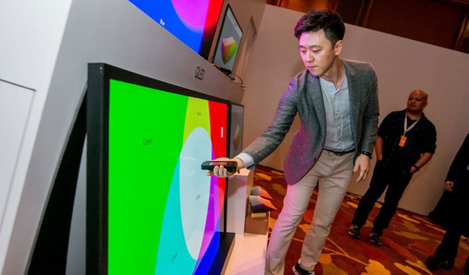 JURUTERA Samsung Martin Kim menunjukkan ujian warna pada TV QLED.