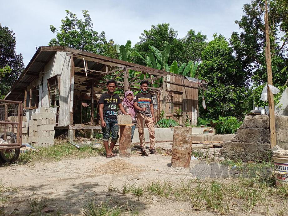 MOHD Hakim (kiri), Nurin Amalin dan Mohd Haizu  memasang impian memiliki rumah sendiri di tanah pusaka arwah nenek. FOTO Nor Amalina Alias