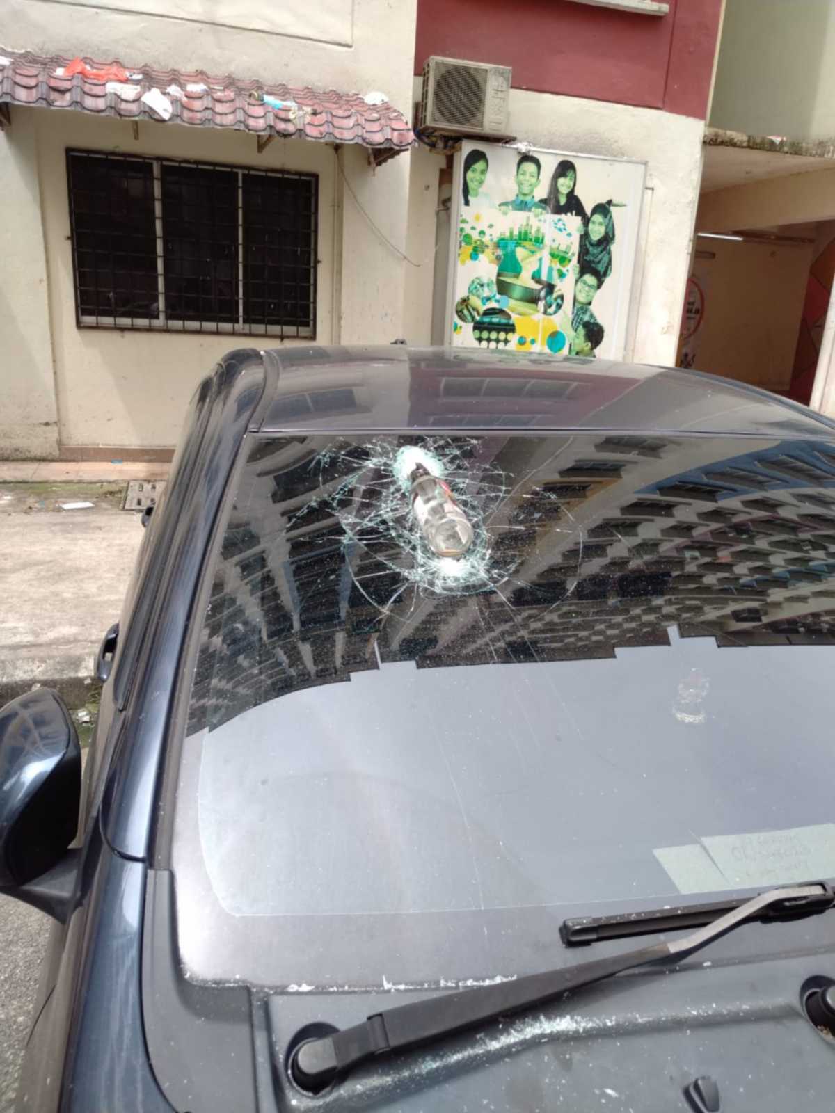 BARANG yang dibuang menimpa cermin sebuah kereta.