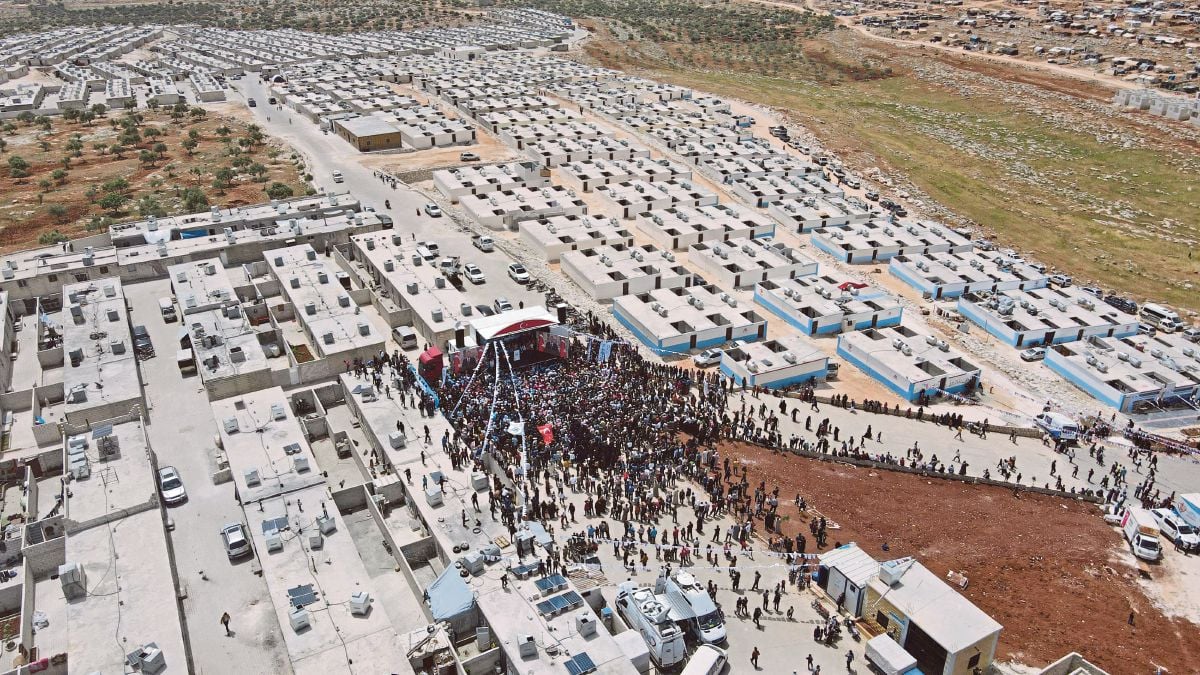 PERUMAHAN dibina untuk penduduk Syria yang kehilangan tempat tinggal akibat perang di kem Kammouneh camps dekat bandar Sarmada. Ia dibina dengan sokongan Kerajaan Turki. FOTO AFP