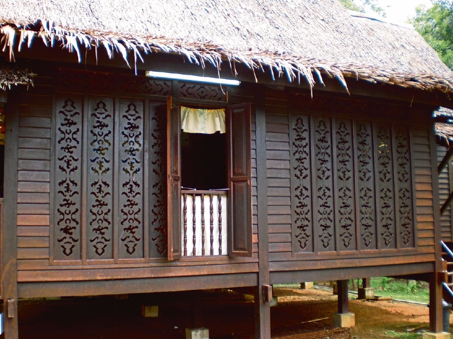 CONTOH bukaan rumah tradisional Melayu yang dilengkapi dinding ukiran bagi menjaga aurat pemiliknya.