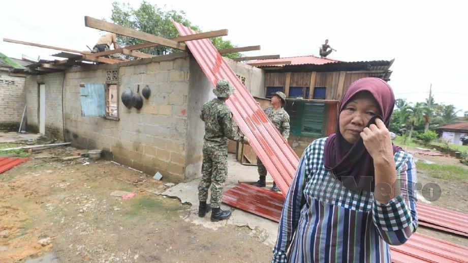WAN Salbiah tidak dapat menahan sedih apabila rumah yang rosak dibaiki anggota Empat Briged (Mekanize) Kem Batu 10. FOTO Mohd Rafi Mamat