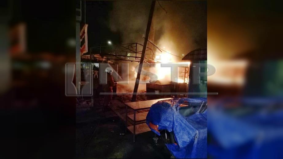 Sebanyak 40 buah rumah kongsi yang terletak berhampiran Stesen LRT Gombak musnah dalam kebakaran, awal pagi tadi. FOTO Ihsan bomba