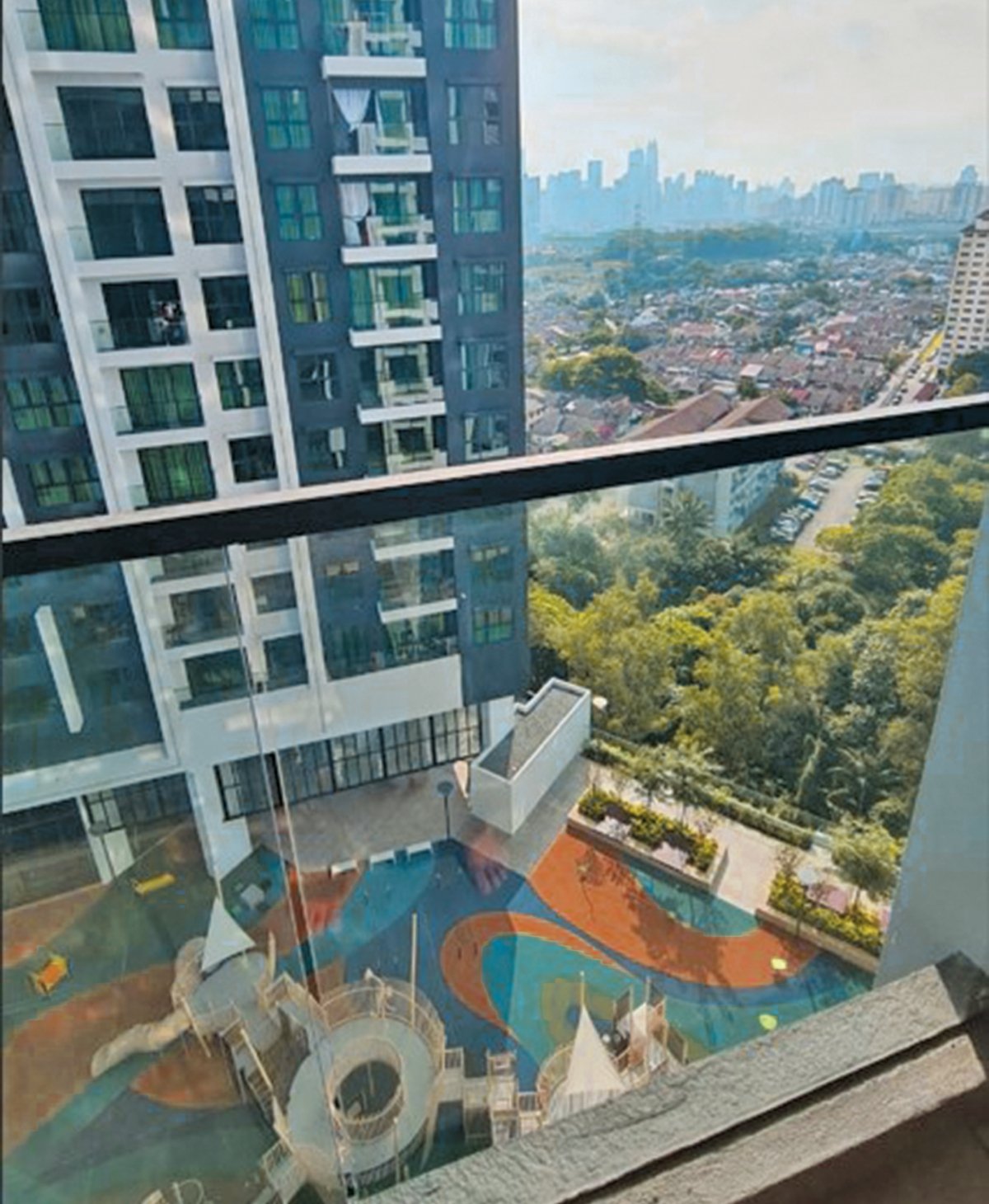 MEMPUNYAI balkoni bagi ruang kondominium.