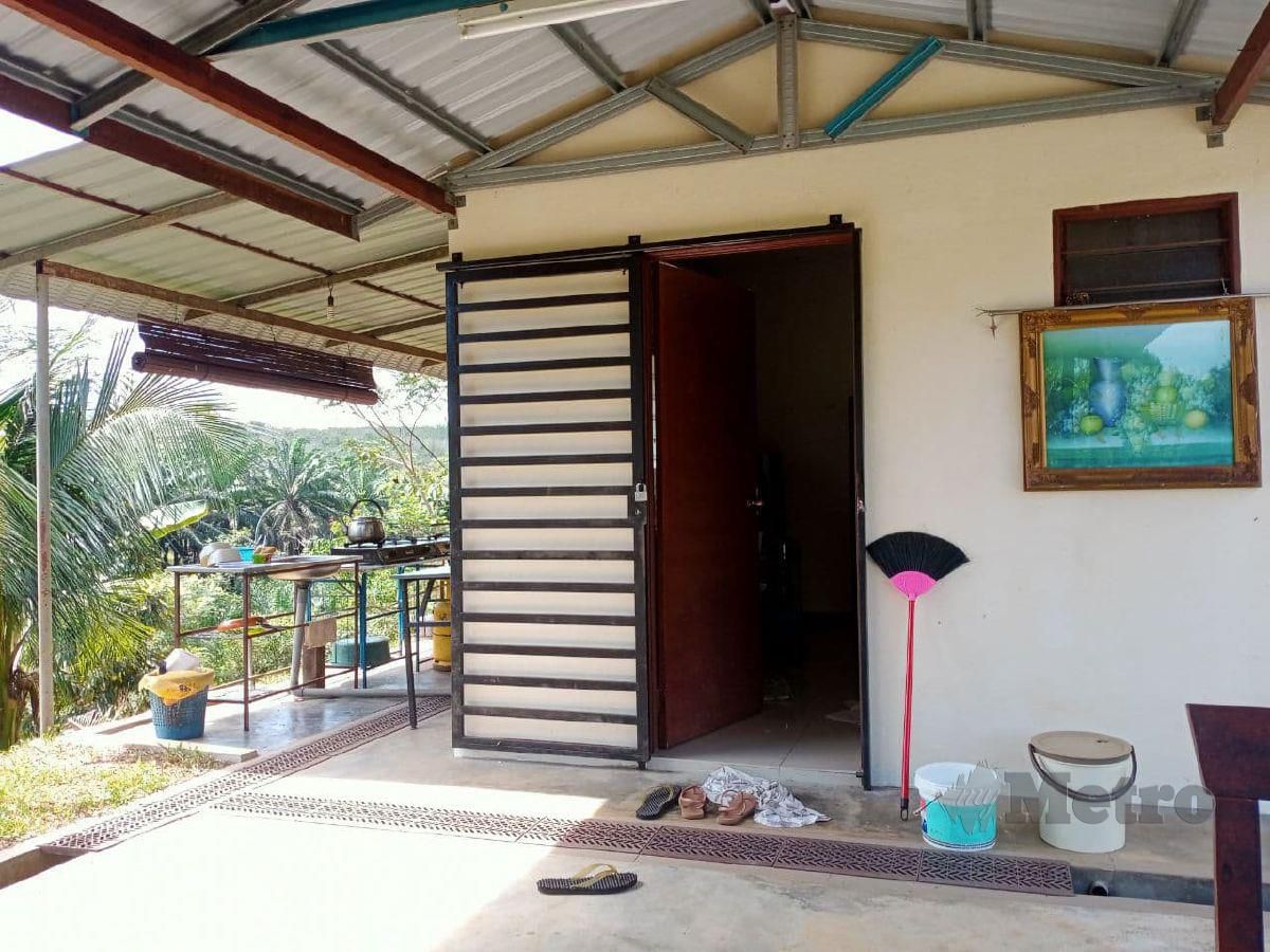 KEADAAN pintu rumah mangsa yang diumpil penjenayah di Kampung Tampin Kanan, Linggi. FOTO Mohd Khidir Zakaria