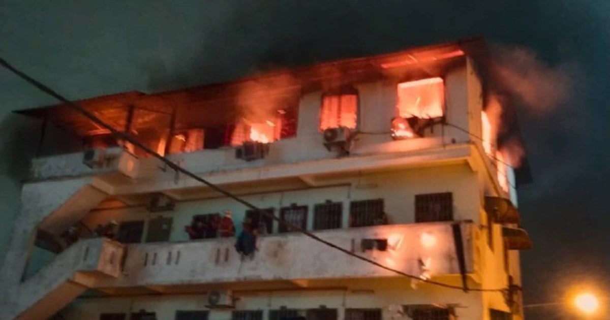 Tiga unit rumah pangsa musnah terbakar