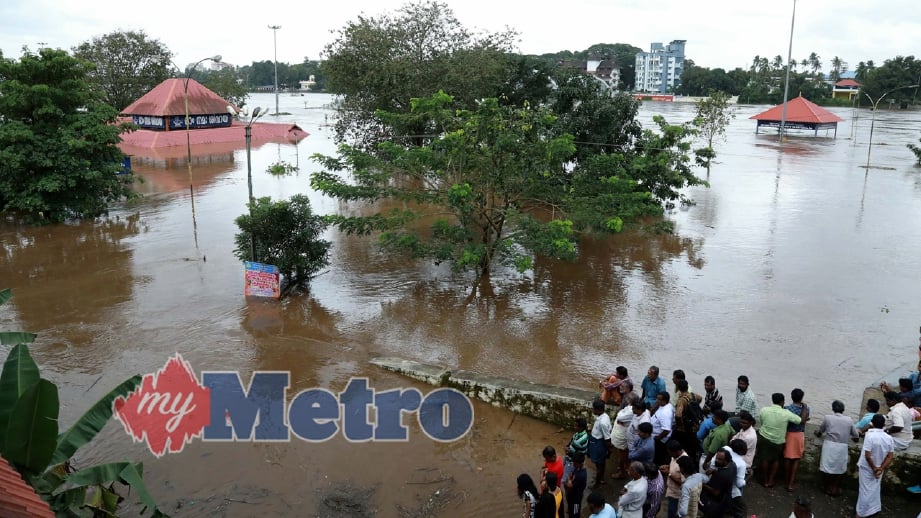 Sebahagian penduduk terperangkap dalam banjir berikutan hujan lebat di Kochi. FOTO AFP 