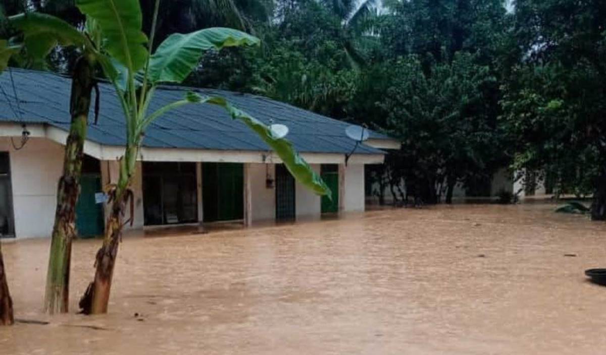 KEADAAN rumah mangsa yang dilanda banjir di FGV Aring 10, semalam. FOTO Ihsan penduduk