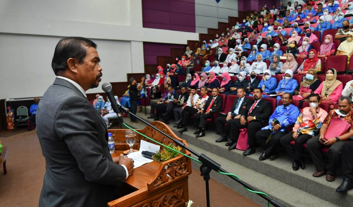 ADNAN (kiri) berucap pada Program Perhimpunan Penjawat Awam Negeri Terengganu di Universiti Malaysia Terengganu (UMT).  FOTO BERNAMA