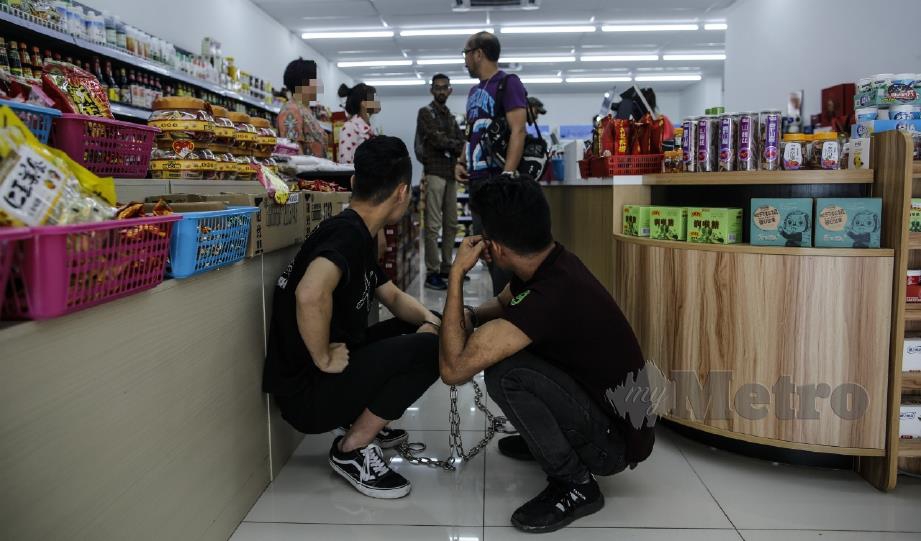 ANGGOTA JIM memeriksa kedai runcit yang menggaji pekerja asing di sekitar Kuala Lumpur, hari ini. FOTO Syarafiq Abd Samad