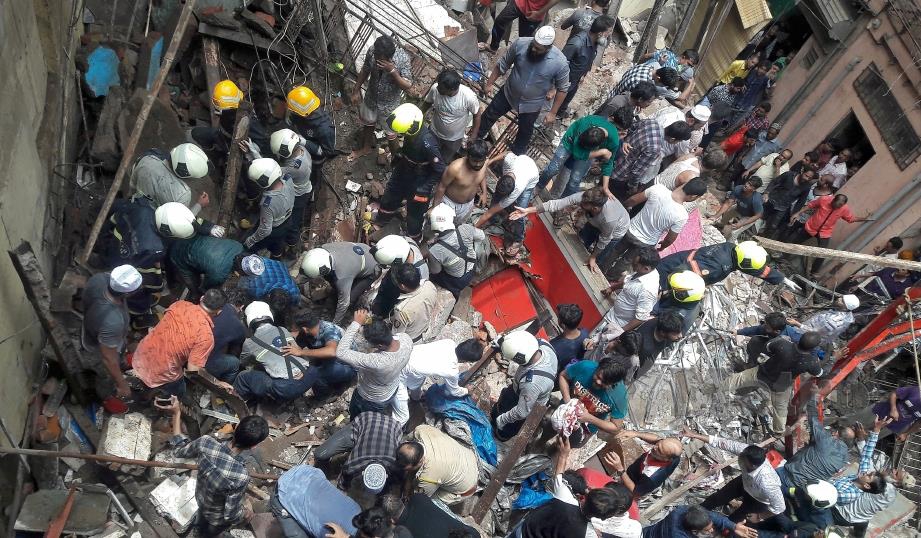 30 masih terperangkap di bawah bangunan runtuh di Dongri, Mumbai. FOTO: Reuters