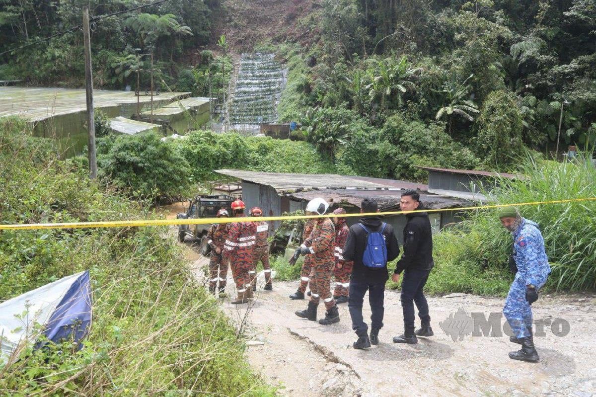 ANGGOTA penyelamat di lokasi kejadian tanah runtuh di Kampung Batu 59, Kg. Raja, Cameron Highlands. FOTO L Manimaran