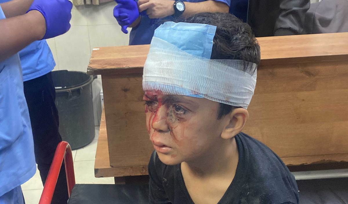 SEORANG kanak-kanak Palestin yang cedera menerima rawatan di Hospital Khan Younis, Semenanjung Gaza.  FOTO Reuters