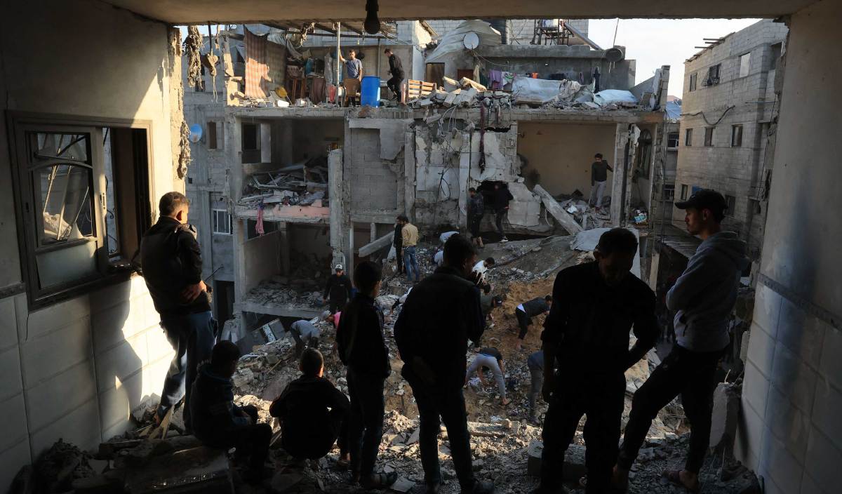 PENDUDUK memeriksa sisa runtuhan untuk mencari mangsa di kawasan rumah yang musnah dibom rejim Zionis di Kem Pelarian Rafah di Semenanjung Gaza. FOTO AFP