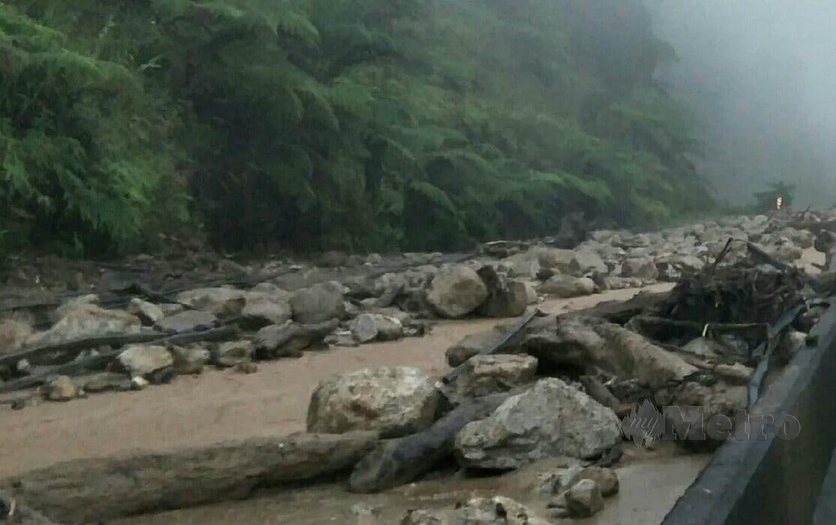 LOKASI mangsa tertimbus di lokasi kejadian tanah runtuh di Kilometer 92 Jalan Gua Musang-Lojing selepas hujan lebat, petang semalam. FOTO RAMLI IBRAHIM