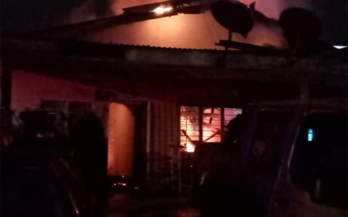 ANGGOTA bomba memadamkan kebakaran sebuah rumah di Lorong 6, Kampung Seri Puchong, Puchong, hari ini. FOTO IHSAN BOMBA