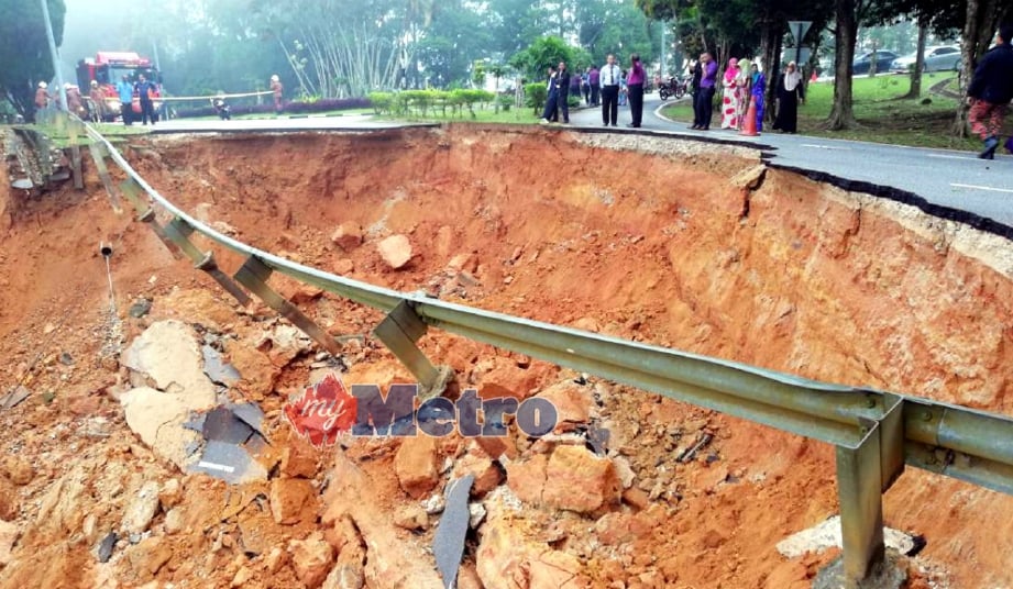 TANAH runtuh sedalam hampir 30 meter  berhampiran asrama Institut Aminuddin Baki menyebabkan jalan ditutup kepada semua jenis kenderaan. FOTO ihsan bomba 