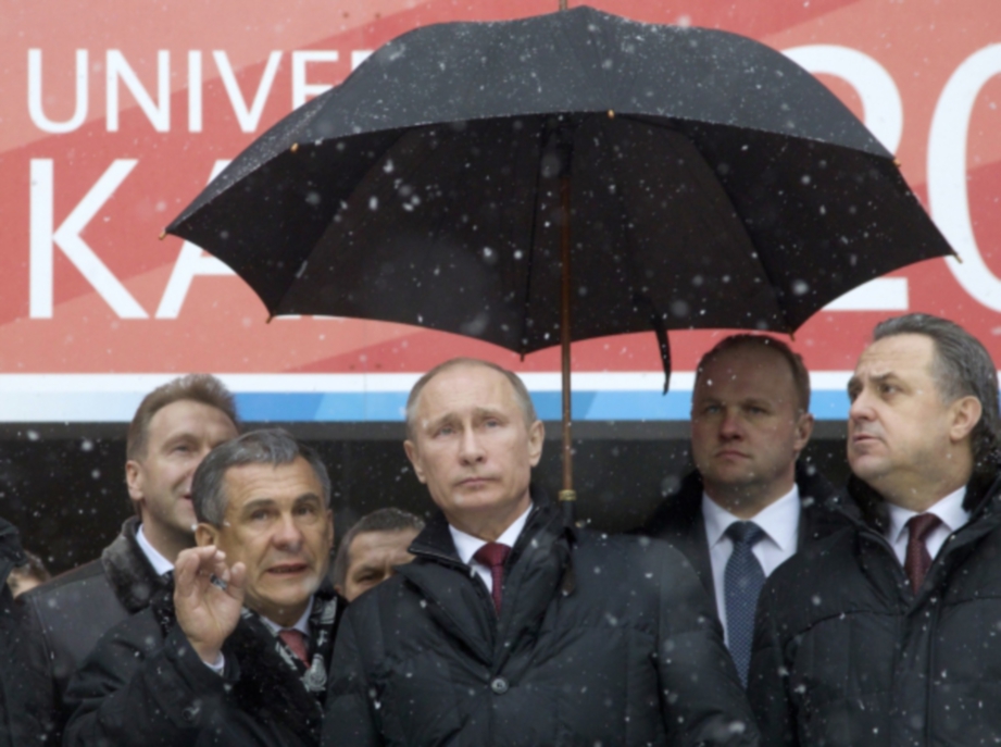 Mutko (kanan) bersama Presiden Russia, Vladimir Putin (tengah). FOTO Agensi
