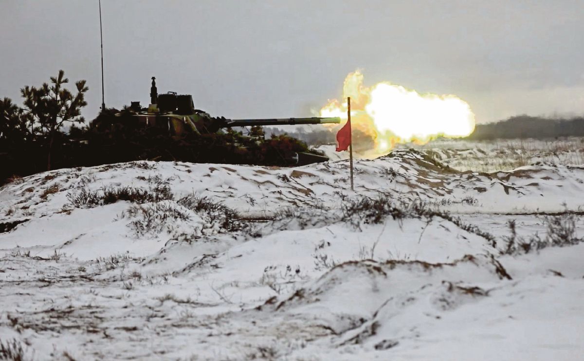 KERETA perisai Rusia yang terbabit latihan ketenteraan bersama Belarus. FOTO EPA 
