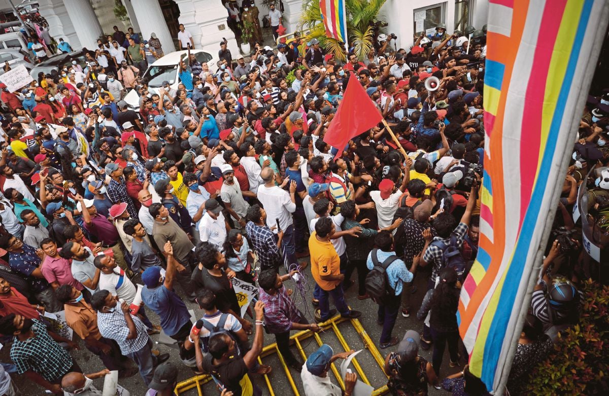 PENUNJUK perasaan antikerajaan bertempur dengan polis ketika demonstrasi di Colombo. FOTO  Reuters