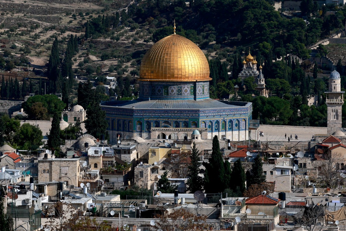 ORANG ramai berjalan sekitar Dome of the Rock di perkarangan Masjid Al Aqsa. FOTO Reuters