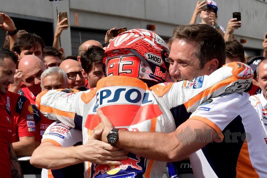MARQUEZ meraikan kejayaan ungguli perlumbaan Aragon Motorland. -Foto AFP